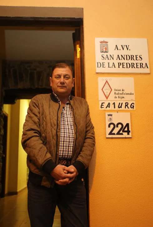 Miguel Llanos, en la sede vecinal de La Pedrera. 
