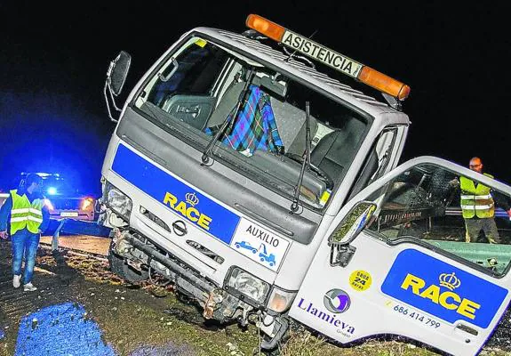 La cabeza de la grúa acabó fuera de la autovía tras ser embestida por el camión. 