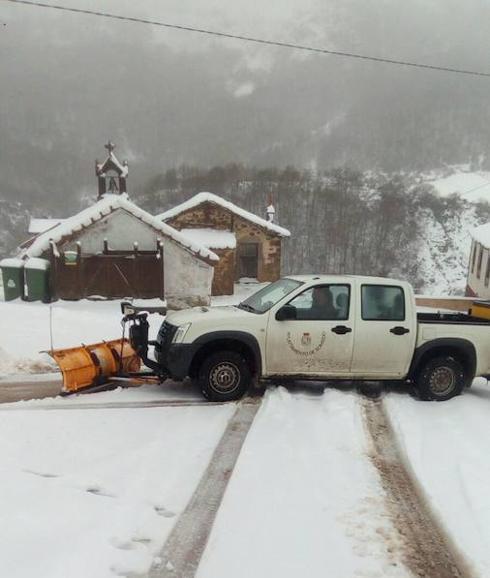 Un vehículo municipal adaptado como una quitanieves limpia las c arreteras somedanas.