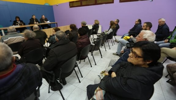 El alcalde, Iván Fernández, se reunió ayer en Trasona con los afectados por los ruidos. 
