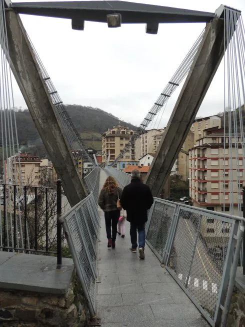 El puente colgante de Cangas comunica el barrio de El Fuejo con el centro de la villa. 