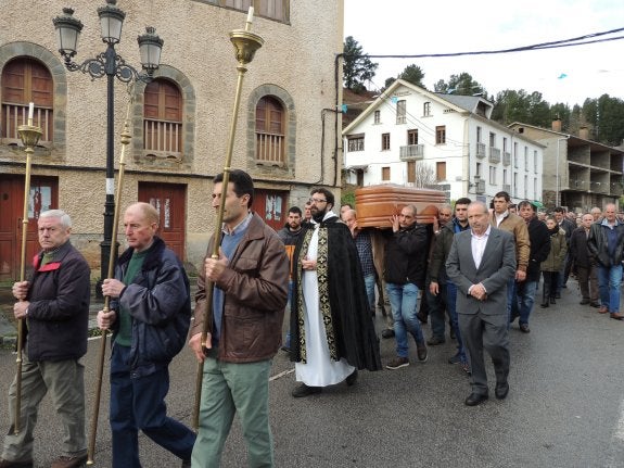 El féretro de Manuel Oviaño fue llevado a hombros hasta la iglesia. 