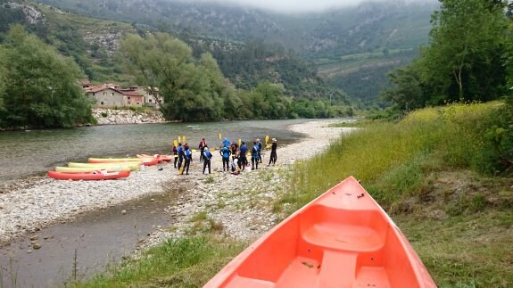 El descenso por el río Cares-Deva en canoa es una actividad que registró 25.000 personas en 2016. 