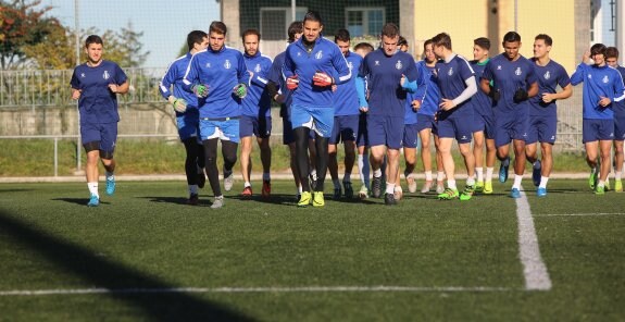 Los jugadores del Real Avilés, en un entrenamiento. 