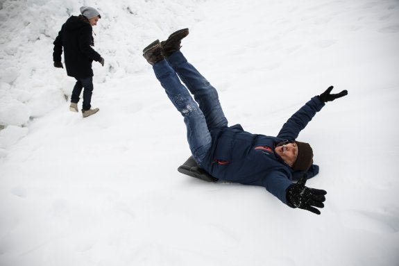 Valgrande. José Manuel González y su nieto Alejandro Vallejo disfrutan de la nieve en la estación de esquí. 