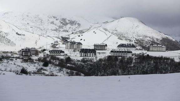 La estación de Pajares, completamente cubierta por la nieve.