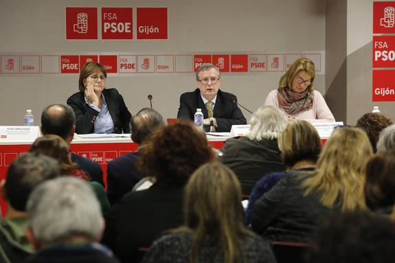 Pilar Varela, Francisco del Busto y María Jesús Rosell, ayer, en la Casa del Pueblo. 