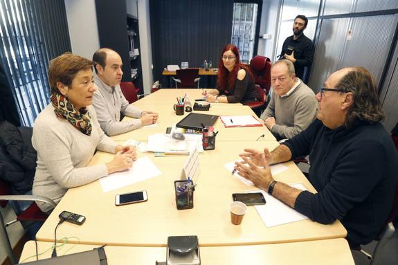 Carmen Moreno y David Argüelles, de la Unión de Comerciantes, con Estefanía Puente, Aurelio Martín y Mario Suárez. 