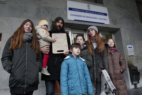 Yuma, a la izquierda, junto a su familia, ayer, en Oviedo, delante de la Consejería de Educación. 
