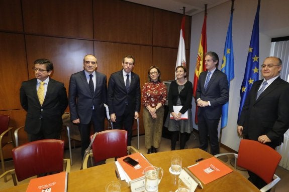 Ángel Fernández, Manuel Niño, Fernando Couto, Belén Fernández, Carmen Moriyón, Íñigo de la Serna y José María Pertierra, al inicio de la reunión en Gijón. 