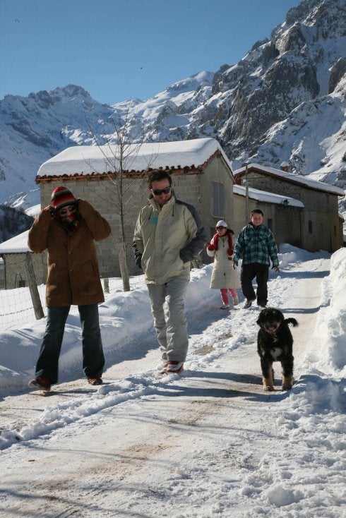 Un grupo recorre la localidad de Sotres. 