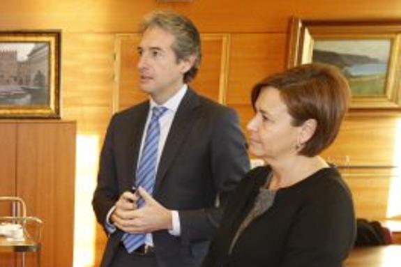 El ministro de Fomento, Íñigo de la Serna, con la alcaldesa Carmen Moriyón, el sábado. 