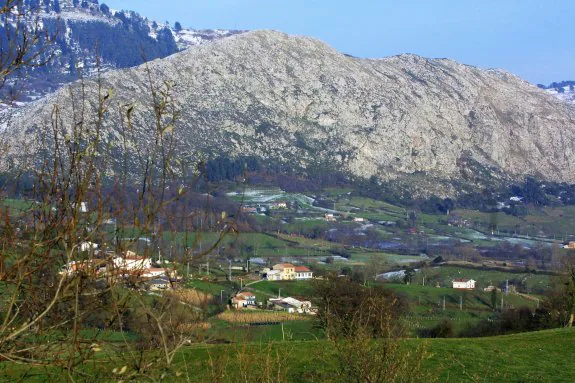 La parroquia de Samartino con la Peña Careses al fondo. 