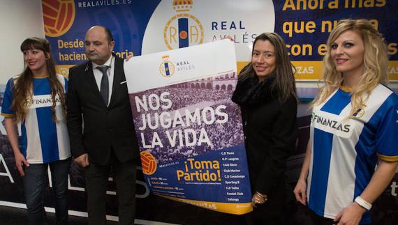 Las azafatas Desiré Ovies y Andrea López flanquean a José Ramón Cañedo y Dennis Colmenares, con el cartel de la campaña. 