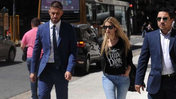El abogado, Matías Morla, y Giselle, una de las hijas del asesinado, llegando a los juzgados.