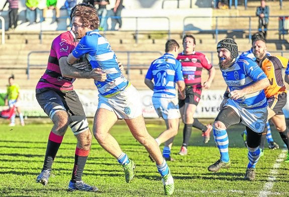 Iyán conduce el oval en un partido de esta temporada, con Yusé detrás atento a la jugada. 