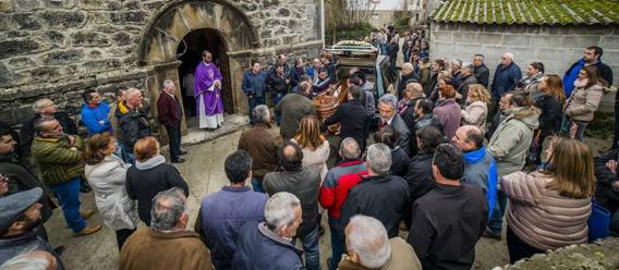 Vecinos y amigos del fallecido rodean al féretro a su llegada a la iglesia de Vega de Cien. 