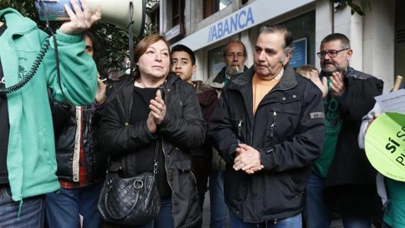 Violeta Marcos y Miguel Ángel Santiago, esta mañana, durante la concentración de protesta. 