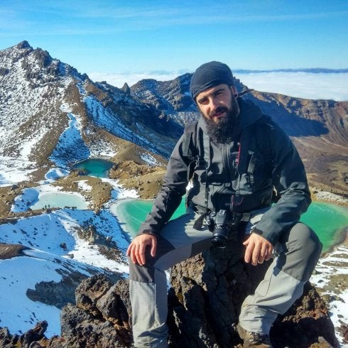 Arturo Sánchez con los lagos Esmeralda del Tongariro al fondo, un escenario de 'El Señor de los Anillos'.