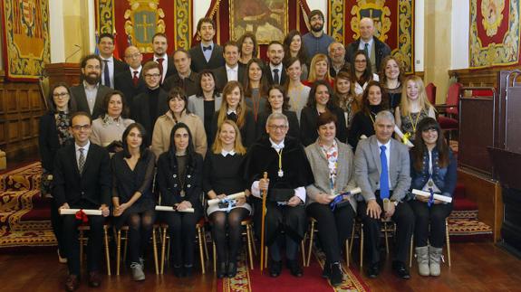 El rector de la Universidad de Oviedo, Santiago García Granda, con los distinguidos con los premios extraordinarios. 