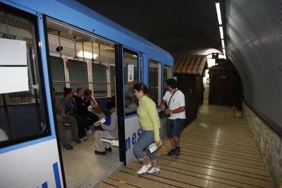 Un grupo de personas accede al funicular de Bulnes en la estación situada en la localidad de Poncebos. 