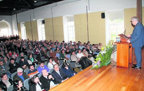 El rector de la Universidad de Oviedo, Santiago García Granda, ayer, durante la lectura del pregón. 