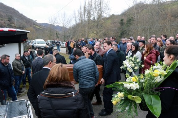 Cientos de personas acudieron al funeral de Fidel Mejido, fallecido por un disparo durante una cacería. 