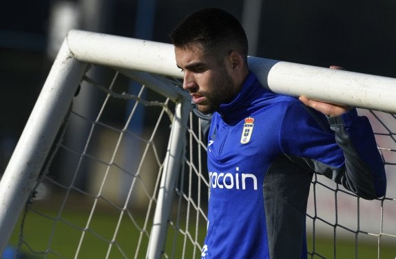 Diegui Johannesson levanta una portería pequeña durante el entrenamiento. 