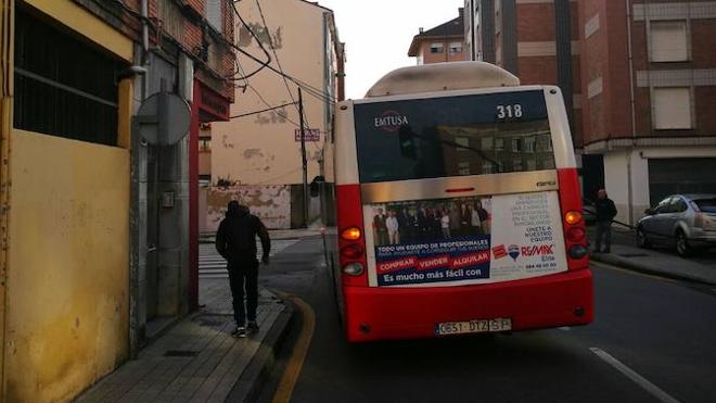 El cable cayó sobre un autobús de Emtusa en el cruce de la calle Ana María con Río de Oro.