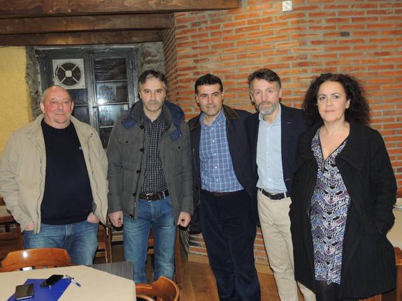 Los políticos populares Manuel Méndez (Ibias), José Antonio Rodríguez (Allande), José Luis Fontaniella (Cangas), Matías Rodríguez Feito (diputado) y Ángeles Ancares (Degaña) en la reunión en Cangas. 