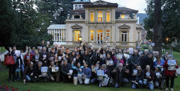 Miembros del Movimiento Vecinal de Villa Magdalena, ayer, en los jardines del palacete con los dípticos que han confeccionado. 