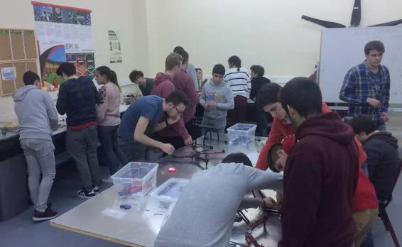 Los alumnos participantes en el taller de drones empezaron a fabricar las aeronaves. 