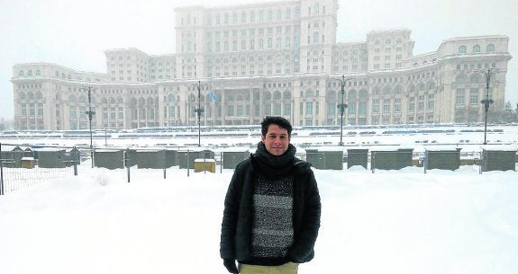 Jacobo Fernández-Guerra posa con Casa Poporului al fondo, el segundo edificio mas grande del mundo.