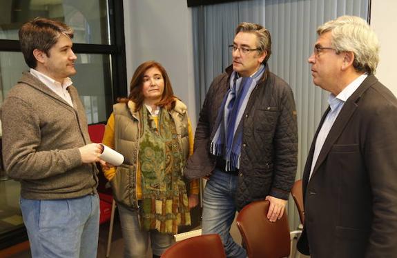 José Ramón Fernández, Sofía Cosmen, Pablo González y Mariano Marín, ayer, en el Ayuntamiento. 