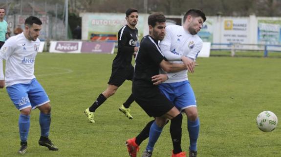 Un momento del partido disputado en Grado.