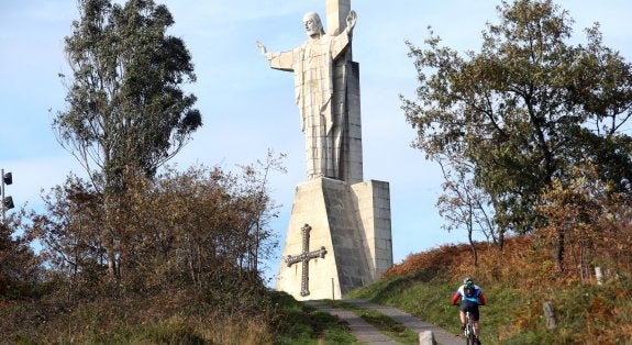 Un ciclista ascendiendo por una de las pistas hasta el Cristo del Naranco. 