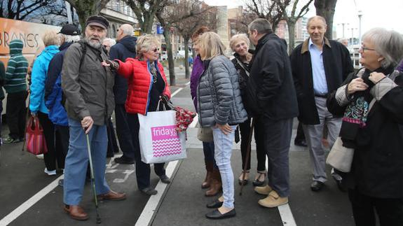 Los pasajeros que optaron por quedarse a conocer la ciudad dispusieron ayer de autobuses lanzadera desde El Musel a Fomento. 