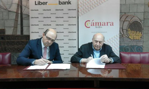 Carlos Freire y Francisco Menéndez, ayer durante la firma. 
