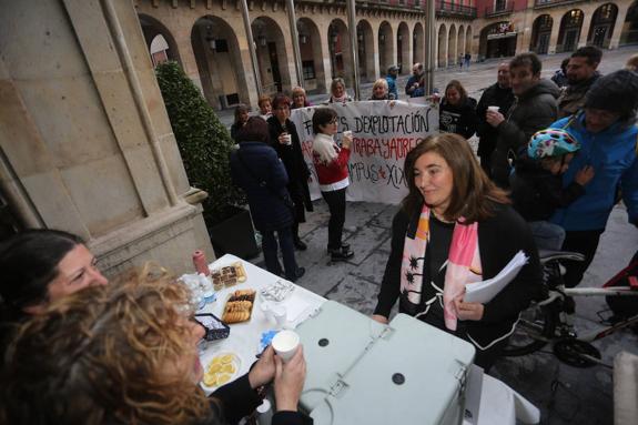 Trabajadoras de la cafetería del campus protestaron sirviendo cafés en el descanso del Pleno. 