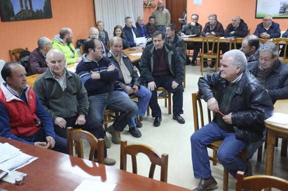 Los ganaderos, en primer término, ayer, en la sede social de la Federación de Vecinos Rurales Les Caseríes, con la junta directiva. 