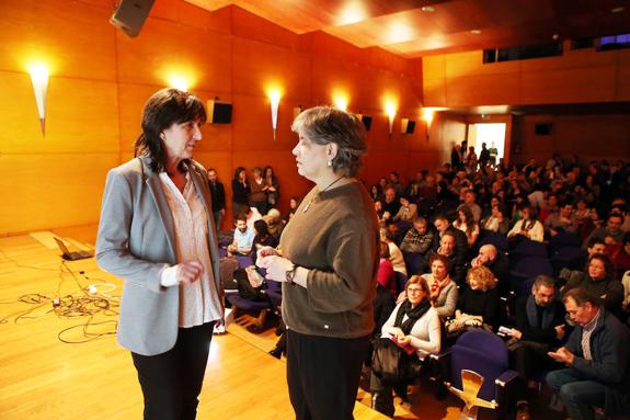 Pilar Blay y Milagros Balbín, antes de la charla en la Fundación Cajastur-Liberbank. 