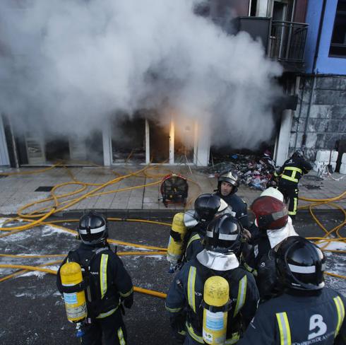 Bomberos actuando en el bazar de San Martín del Rey Aurelio.