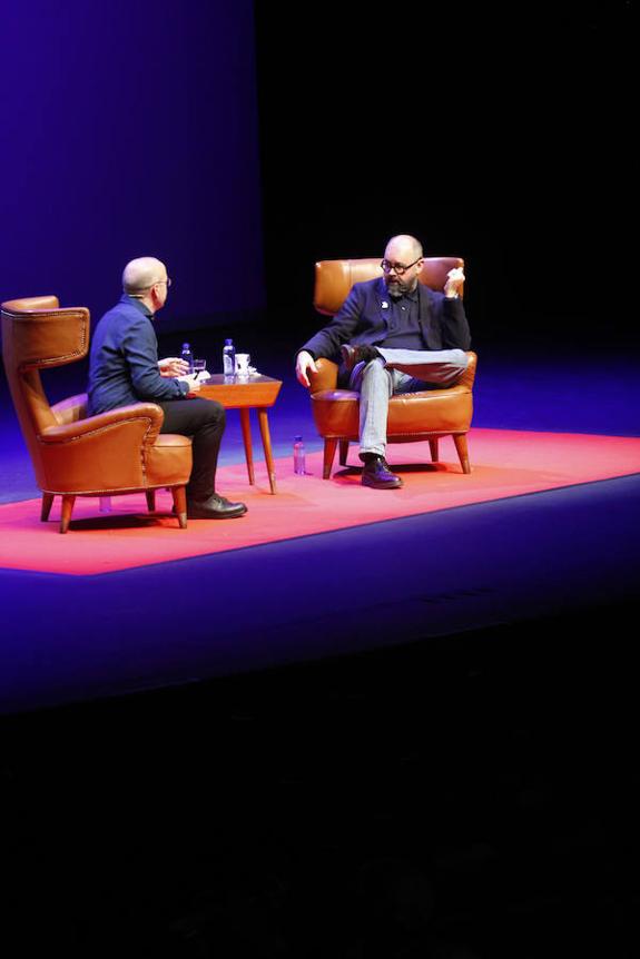 Óscar López y Carlos Ruiz Zafón, durante el acto celebrado en el Niemeyer. 