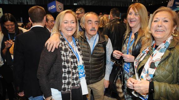 Mercedes Fernández, a la izquierda, en el congreso.