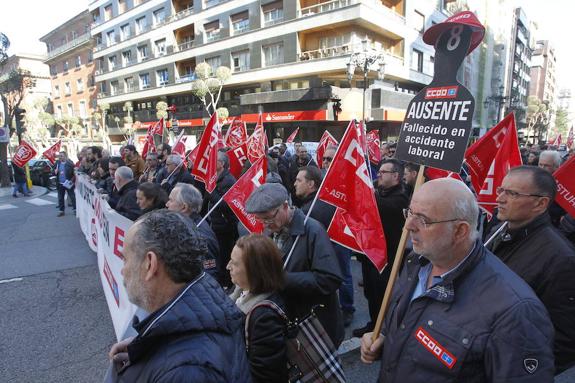 Los asistentes guardaron cinco minutos de silencio. :: MARIO ROJAS 