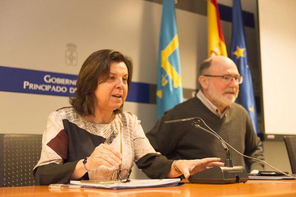 La consejera de Desarrollo Rural, María Jesús Álvarez, con José Antonio Ferrera, director general de Montes. 