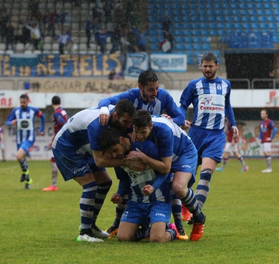Los jugadores del Avilés hacen piña tras uno de los goles de Jorge en el último Avilés-Langreo . 