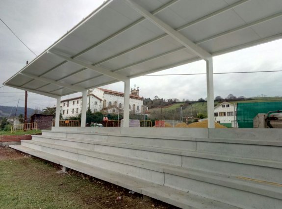Nuevas gradas del campo de fútbol de Pillarno. :: LVA