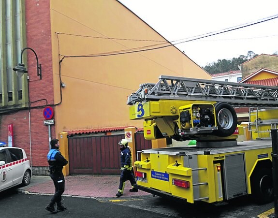 El vehículo de los Bomberos de Asturias. :: P. G.-P.