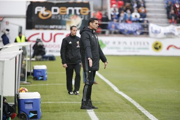 Fernando Hierro pide aplomo a sus futbolistas durante un tramo del partido. 